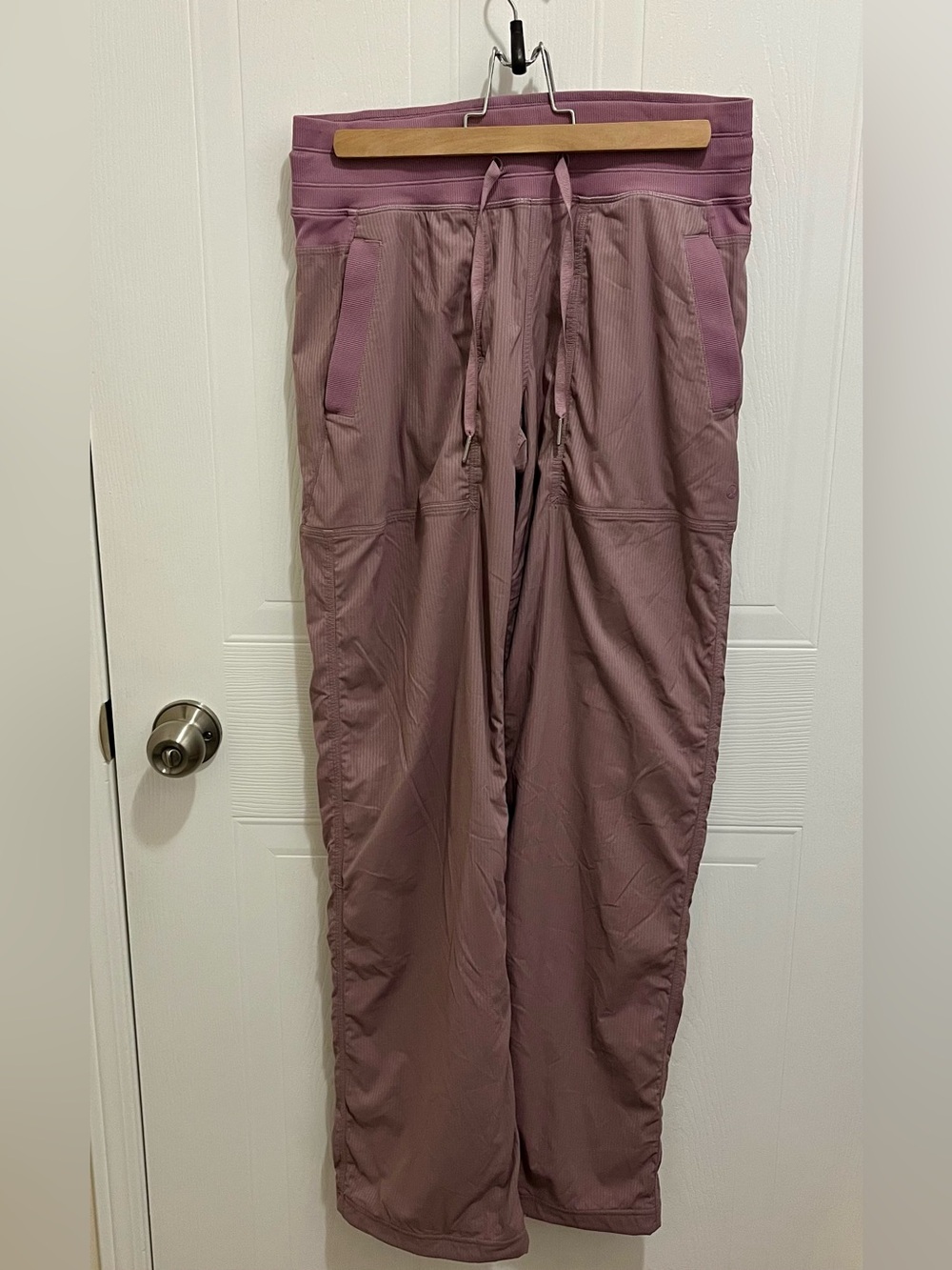 Beautiful Lululemon Lined Dance Studio Pants in Mauve Lux - Picture 4 of 5